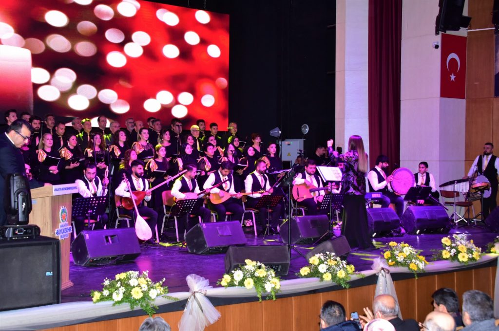 Türk Halk Müziği Konserine Yoğun Katılım